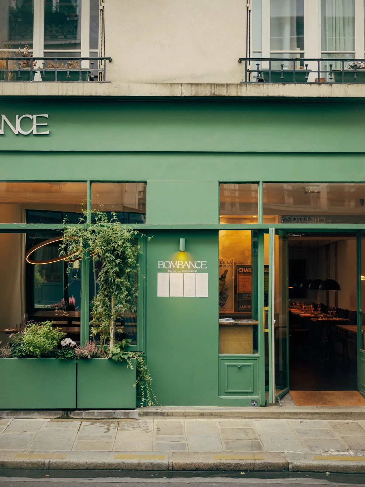 Devanture verte du restaurant Bombance à Paris